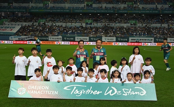 ▲ 박정현 부여군수와 군 어린이 22명과 대전 하나시티즌 선수단의 동시 입장과 부여군수의 시축은 부여군민에 특별한 추억을 선사했다.ⓒ충남부여