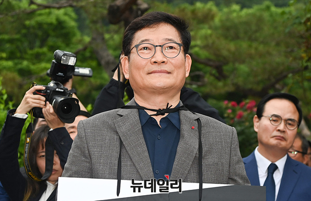 ▲ 더불어민주당 '2021년 전당대회 돈봉투 의혹'의 핵심 피의자로 지목된 송영길 전 민주당 대표가 7일 오전 서울중앙지검 청사 앞에서 1인시위를 하고 있다. ⓒ서성진 기자