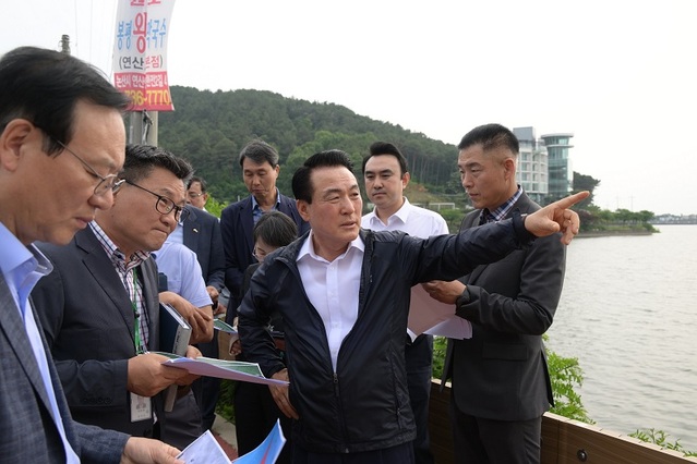 ▲ 백성현 논산시장이 지난 7일 간부 공무원과 함께 탑정호 개발 주요 대상지를 둘러보고 있다.ⓒ논산시