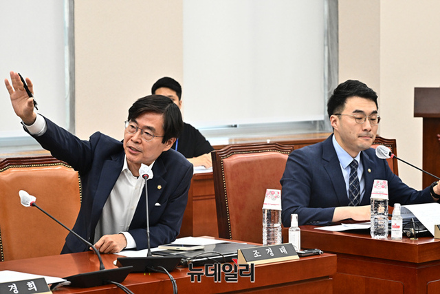 ▲ 김남국 무소속 의원이 12일 오전 국회에서 열린 교육위원회 전체회의에서 인사말을 하는 가운데 조경태 국민의힘 의원이 김 의원의 출석과 관련해 강력하게 의사진행 발언을 요청하고 있다. ⓒ이종현 기자