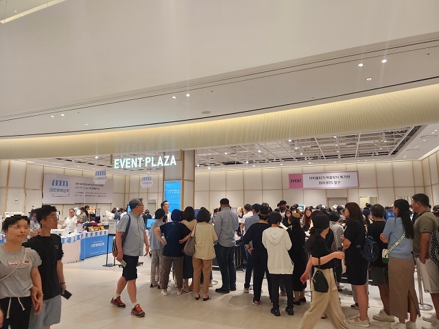 ▲ 12일 현대프리미엄아울렛 대전에서 열린 타미힐피거 할인 행사가 진행된 대행사장 앞에 소비자들이 줄을 서고 있다.ⓒ뉴데일리DB