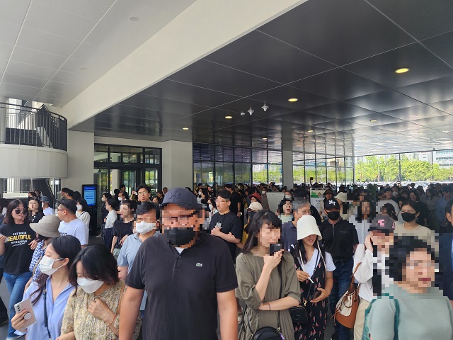 ▲ 이날 개장한 현대프리미엄아울렛 대전점에 소비자들이 몰려있다.ⓒ뉴데일리DB