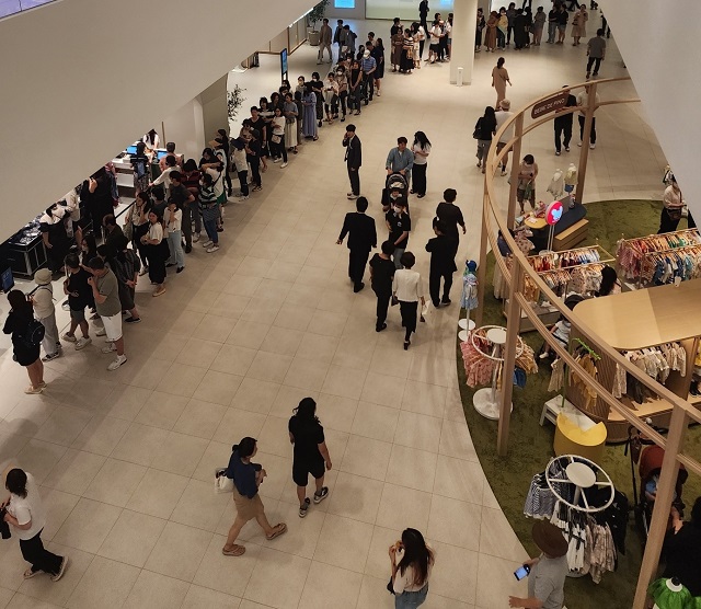 ▲ 대행사장 앞에 소비자들이 길게 줄을 서고 있다.ⓒ뉴데일리DB