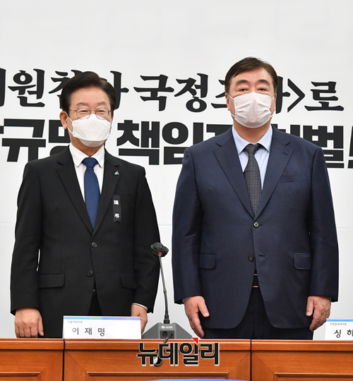 ▲ 싱하이밍 주한중국대사가 지난해 11월 국회에서 이재명 더불어민주당 대표와 만나 기념 촬영을 하고 있다. ⓒ이종현 기자