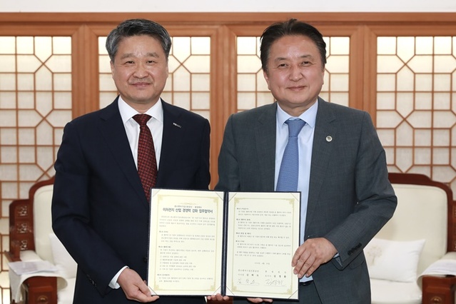 ▲ 충북도가 경제수석보좌관에 중소벤처기업진흥공단 김학도 이사장(사진 왼쪽)을 영입할 예정이다.ⓒ충북도