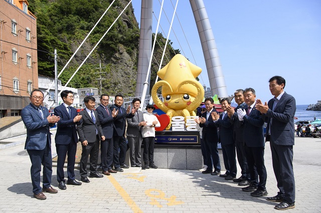 ▲ 울릉군(군수 남한권)은 12일 ‘오독이’ 조형물 제막식 및 업무협약식을 울릉도 도동항광장에서 가졌다.ⓒ울릉군