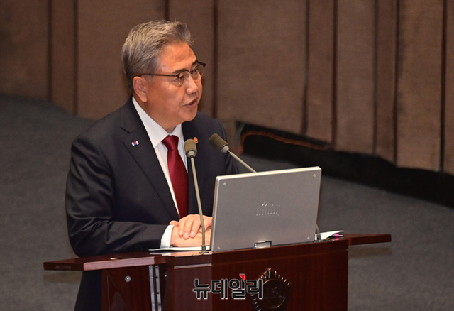 ▲ 박진 외교부장관이 12일 국회에서 열린 대정부질문에 출석해 질의에 답하고 있다.ⓒ이종현 기자