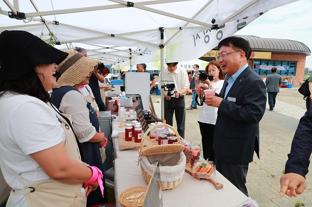 ▲ 손병복 울진군수가 왕피천마켓숨 행사에 참석해 지역 주민들과 행사를 즐기고 있다.ⓒ울진군