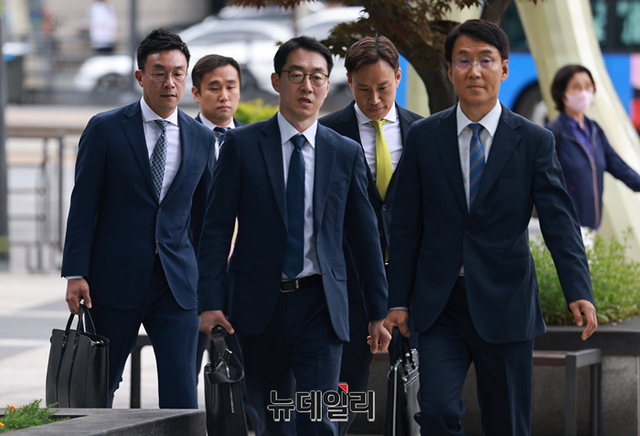 ▲ '한상혁 전 방송통신위원장 면직처분 취소소송'에 대응하기 위해 정부가 선임한 법무법인 바른 김용하, 이원근 변호사 등 대리인이 12일 오후 서울 서초구 서울행정법원에서 열린 첫 심문에 출석하고 있다. 한 전 위원장은 이날 공판에 불출석했다. ⓒ정상윤 기자