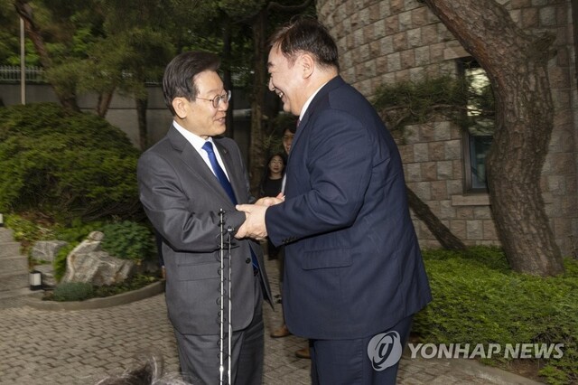 ▲ 이재명 더불어민주당 대표가 지난 8일 저녁 성북구 중국대사관저에서 싱하이밍 주한 중국대사를 만나고 있다.ⓒ연합뉴스(사진=국회사진기자단)