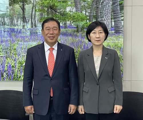 ▲ 최민호 세종시장(왼쪽)이 12일 한화진 환경부 장관을 만나 주요 현안사업 협조에 앞서 기념촬영을 하고 있다.ⓒ세종시