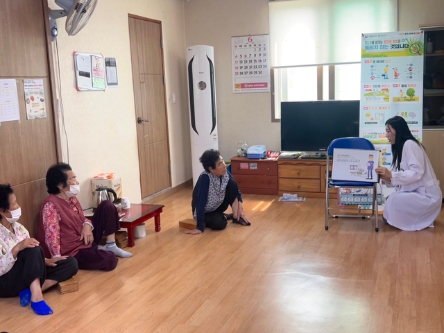 ▲ 경산시(시장 조현일)는 12일 진량읍 시문리 경로당을 시작으로 경로당 63개소, 복지회관 8개소, 마을회관 9개소 총 1350명을 대상으로 찾아가는 감염병 예방·관리교육을 펼친다.ⓒ경산시