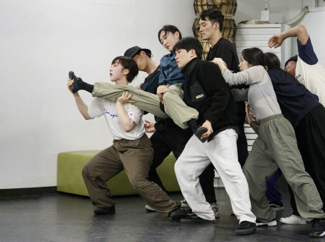 ▲ 창작 퍼포먼스 '얼쑤, 얼쓰' 연습 장면.ⓒ서울문화재단