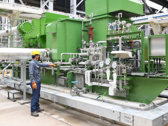 ▲ 에쓰오일 울산 온산공장에서 작업자가 동광화학에 공급하는 탄산의 양을 늘리기 위해 새로 설치한 설비를 점검하고 있다. ⓒ에쓰오일 제공