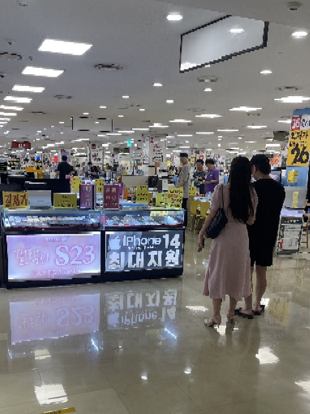 ▲ 고객들이 서울 신도림 테크노마트 9층 휴대폰 집단상가를 구경하고 있다.ⓒ박윤경 기자