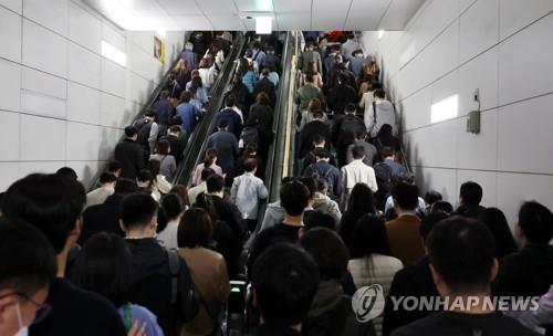 ▲ 김포도시철도(김포골드라인) 김포공항역 출구.ⓒ연합뉴스