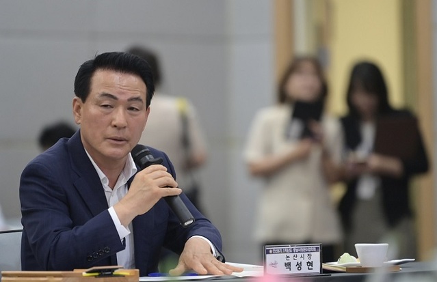 ▲ 백성현 논산시장이 12일 천안시청 대회의실에서 열린 충남시장·군수협의회 5차 정기회의에 참석해 농촌 인력난 해소 방안에 대해 제안을 하고 있다.ⓒ논산시