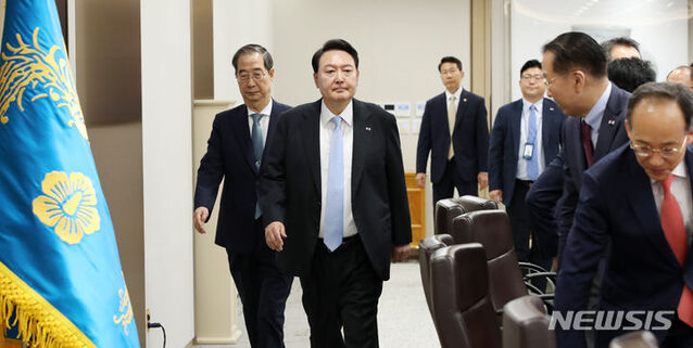 ▲ 윤석열 대통령이 13일 서울 용산 대통령실 청사에서 열린 국무회의에 입장하고 있다. ⓒ뉴시스