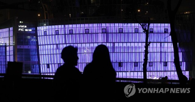 ▲ BTS 데뷔 10주년을 하루 앞둔 12일 서울 한강 새빛섬이 BTS를 상징하는 보랏빛으로 물들어 있다. ⓒ연합뉴스
