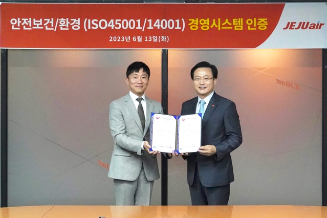 ▲ 13일 서울 강서구 제주항공 서울지사에서 김이배(오른쪽) 제주항공 대표와 박성철 글로벌시스템인증원 선임심사원이 ISO국제표준인증서 수여식 후 기념촬영을 하고 있다. ⓒ제주항공