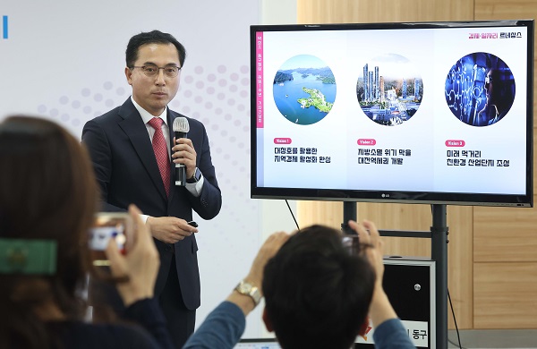 ▲ 박희조 동구청장이 지난 1년 성과물과 향후 3년간 추진될 ‘동구 르네상스’에 동구만의 특색있는 스토리와 색을 입혀 명품도시 동구를 만들겠다고 밝혔다.ⓒ동구청