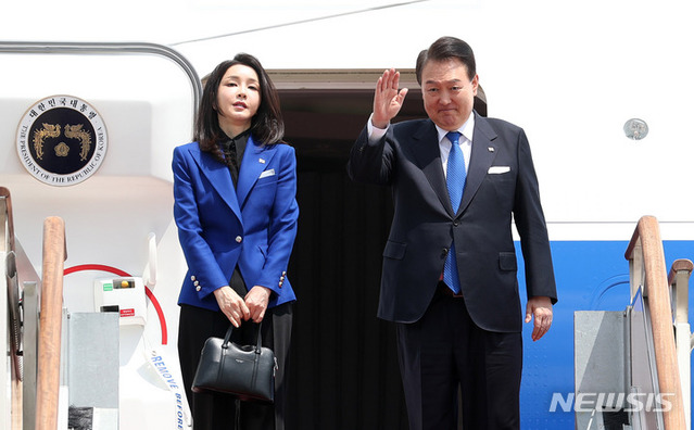 ▲ 윤석열 대통령과 부인 김건희 여사가 지난 5월 19일 경기도 성남 서울공항에서 주요7개국(G7) 정상회의 참석을 위해 일본 히로시마로 출국하는 모습.ⓒ뉴시스
