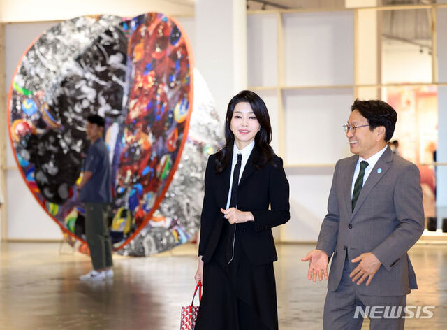 ▲ 윤석열 대통령 부인 김건희 여사가 13일 광주 북구 광주비엔날레 전시관에서 진행 중인 제14회 광주비엔날레를 찾아 전시 작품을 관람하며 강기정 광주시장과 대화하고 있다. ⓒ뉴시스