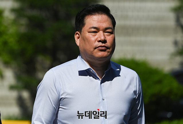 ▲ 유동규 전 성남도시개발공사 기획본부장이 13일 오전 서울 서초구 중앙지법에서 열린 '특정범죄가중처벌등에관한법률위반(뇌물)등 혐의' 관련 공판에 출석하고 있다. ⓒ서성진 기자