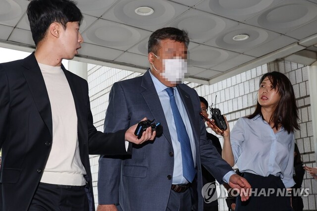 ▲ 배상윤 KH그룹 회장의 '호화 해외도피'를 도운 혐의를 받는 우모 KH 총괄부회장이 26일 오전 서울 서초구 서울중앙지방법원에서 열린 구속 전 피의자 심문(영장실질심사)에 출석하고 있다. ⓒ연합뉴스