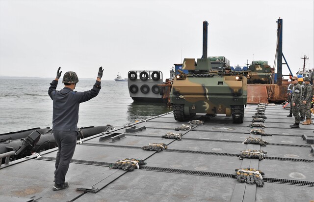 ▲ 한미연합군사령부 주관으로 12일부터 16일까지 포항에서 '2023 한미 연합지속지원훈련'이 시행되는 가운데, 바지선에 탑재된 육군의 K200 장갑차 등 장비가 상륙주교를 통해 해상에서 육상으로 양륙되고 있다. ⓒ해군
