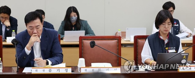 ▲ 13일 오후 세종시 정부세종청사 최저임금위원회 회의실에서 열린 제4차 전원회의에 사용자위원인 류기정 한국경영자총협회 전무(왼쪽)와 근로자위원인 박희은 민주노총 부위원장이 자리하고 있다.ⓒ연합뉴스