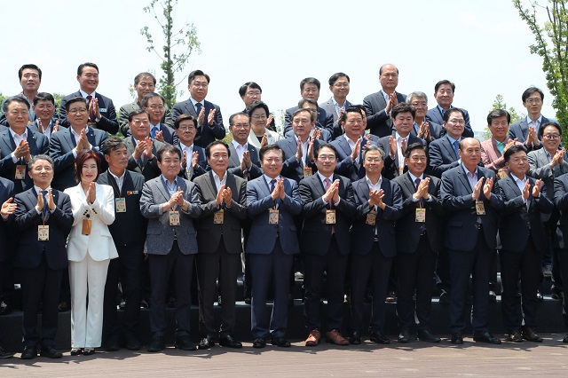 ▲ 권기창 안동시장은 국토녹화 50주년을 맞아 산림청에서 주최하는 ‘제17회 시장·군수·구청장 산림연찬회’에 초청을 받아 13일 국립세종수목원을 방문했다.ⓒ안동시