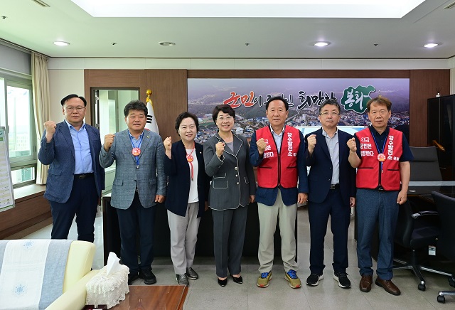 ▲ 이달희 경북도 경제부지사(왼쪽에서 네번째)와 장상길 동해안 전략산업국장, 류시갑 에너지산업과장이 지난 12일 봉화양수발전소 유치 관련 업무협의를 위해 봉화군에 방문했다.ⓒ봉화군