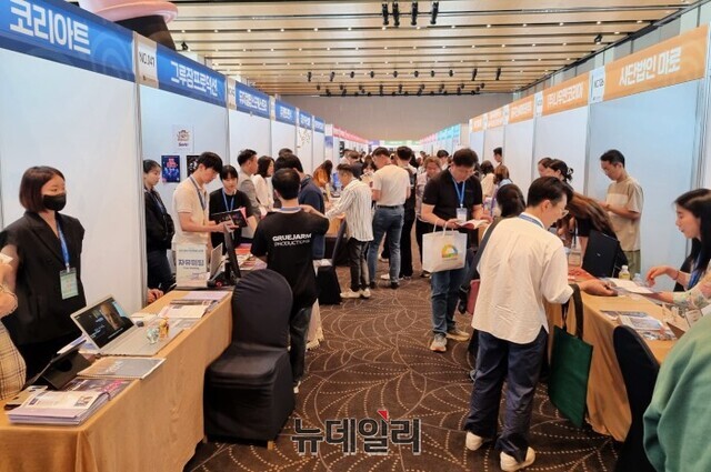 ▲ 공연 제작사·예술단체 등 관계자들이 아트마켓 전시 부스에서 전국 문예회관 관계자들을 대상으로 홍보에 나서고 있다.ⓒ신성아 기자