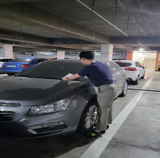 ▲ 천안시 공문원이 지난 13일 새벽 아파트 단지와 빌라에서 상습 체납 차량을 영치하고 있다.ⓒ천안시