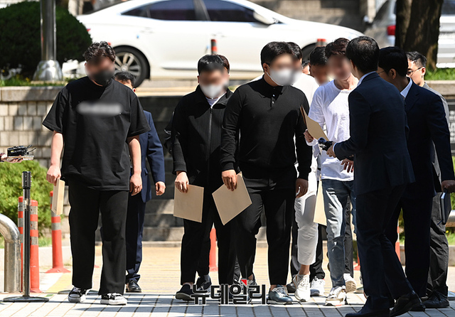 ▲ 2020년 서울 그랜드하얏트 호텔에서 난동을 부린 폭력조직 '수노아파' 조직원 7명이 13일 오전 서울 서초구 중앙지법에서 열린 영장실질심사에 출석하고 있다. ⓒ서성진 기자