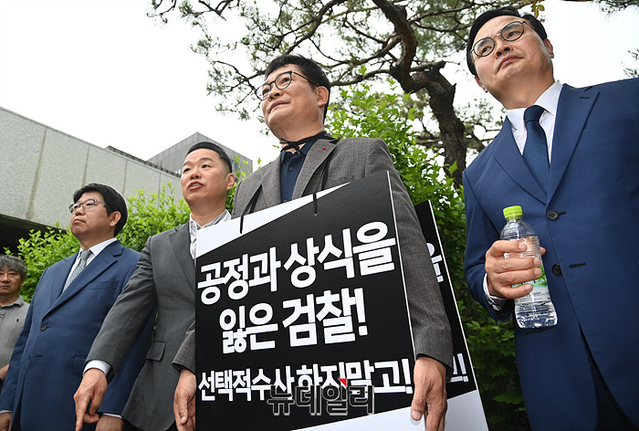 ▲ 더불어민주당 '2021년 전당대회 돈봉투 의혹'의 핵심 피의자로 지목된 송영길 전 민주당 대표가 7일 오전 서울중앙지검 청사 앞에서 1인시위를 하고 있다. ⓒ서성진 기자