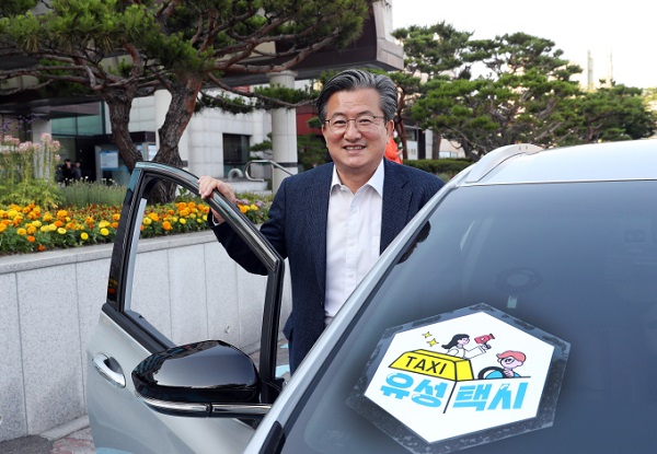 ▲ 정용래 유성구청장이 지난 13일 평소 이용 중인 공무차량 대신 유성구에서 자체 제작한 웹 예능 ‘유성택시’의 첫 손님으로 탑승해 퇴근하고 있다.ⓒ유성구