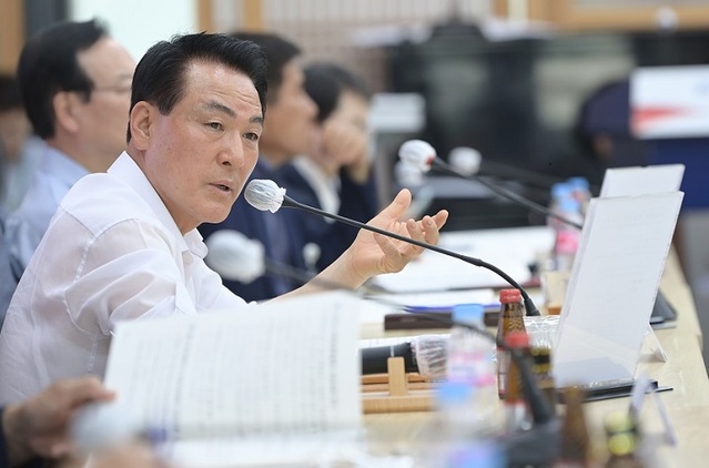 ▲ 백성현 논산시장이 지난 13일 시청 회의실에서 열린 올해 주요업무 추진상황 보고회에서 모두 발언을 하고 있다.ⓒ논산시