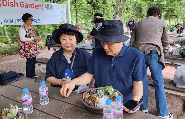 ▲ 손바닥 접시정원 만들기에 참석한 시민이 다육식물로 정원을 가꾸고 있다.ⓒ국제정원광광네트워크