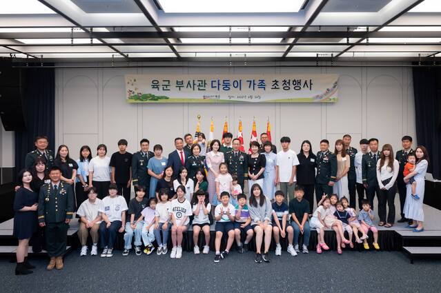 ▲ 14일 육군호텔(ROKAUS)에서 열린 '육군 부사관 다둥이 가족 초청행사'에서 박정환 육군참모총장과 배우 이영애 씨를 비롯한 참석자들이 기념사진을 촬영하고 있다. ⓒ육군