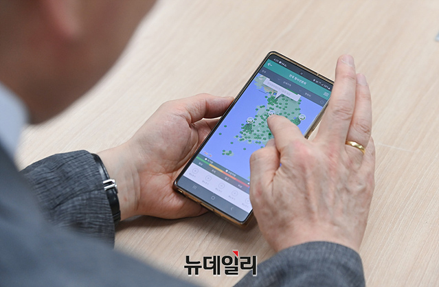 ▲ 정범진 교수가 인터뷰 도중 휴대폰을 꺼내 eRAD(실시간 환경방사능 정보)라는 어플을 보여주고 있다. ⓒ서성진 기자