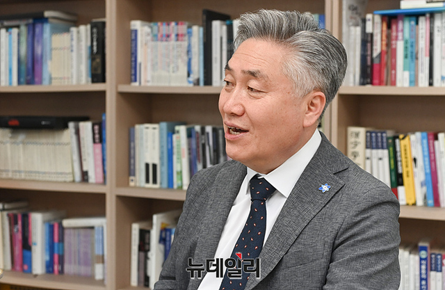 ▲ 정범진 경희대 원자력공학과 교수가 13일 오후 서울역에 위치한 뉴데일리 본사에서 뉴데일리와 인터뷰하고 있다. ⓒ서성진 기자