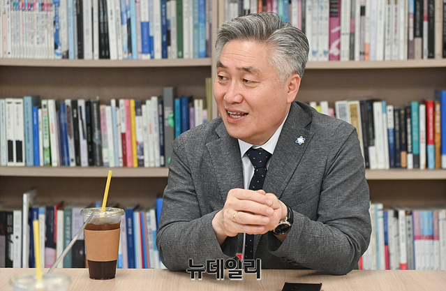 ▲ 정범진 경희대 원자력공학과 교수가 13일 오후 서울역에 위치한 뉴데일리 본사에서 뉴데일리와 인터뷰하고 있다. ⓒ서성진 기자