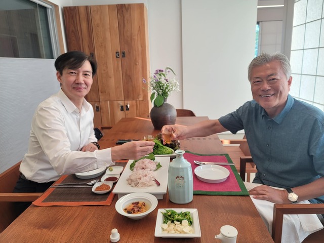 ▲ 조국 전 법무부 장관이 지난 10일 경남 양산시 하북면 평산마을을 찾아 문재인 전 대통령과 만난 모습. ⓒ조 전 장관 페이스북