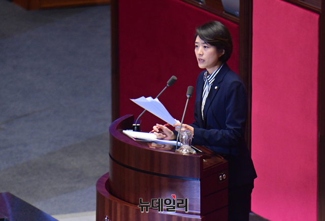 ▲ 고민정 더불어민주당 의원과 한덕수 국무총리가 14일 오후 국회에서 열린 본회의 교육·사회·문화 대정부질문에서 충돌하고 있다. ⓒ이종현 기자