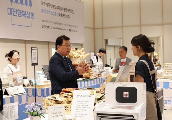 ▲ 박성효 소상공인시장진흥공단이사장이 지난 13일 대전현대프리미엄아울렛에서 개최되는 혁신 소상공인 판매전 '대전행복상회'에 방문해 참여 소상공인을 격려하고 있다.ⓒ소상공인시장진흥공단