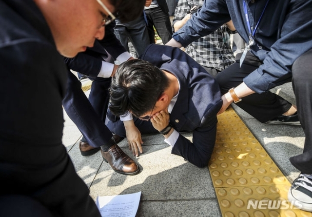 ▲ 장경태 더불어민주당 최고위원이 14일 경기 과천시 정부과천청사 방송통신위원회를 항의 방문해 성명서를 읽던 도중 쓰러져 있다. ⓒ뉴시스