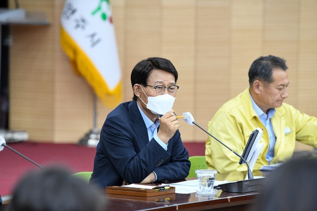 ▲ 영주시는 13일 시청 강당에서 박남서 영주시장 주재로 국·소장, 실단과장 및 읍면동장 등이 참석한 가운데 확대간부회의를 개최했다.ⓒ영주시