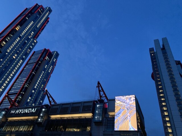 ▲ 서울 영등포구 더현대 서울 외벽 디지털 사이니지에 '하트애비뉴' 최종 선정작이 전시돼 있다.ⓒ한국메세나협회